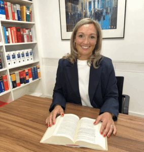 Fachanwältin in Strafrecht Nathalie Loscher bei der strafrechtlichen Fallanalyse.